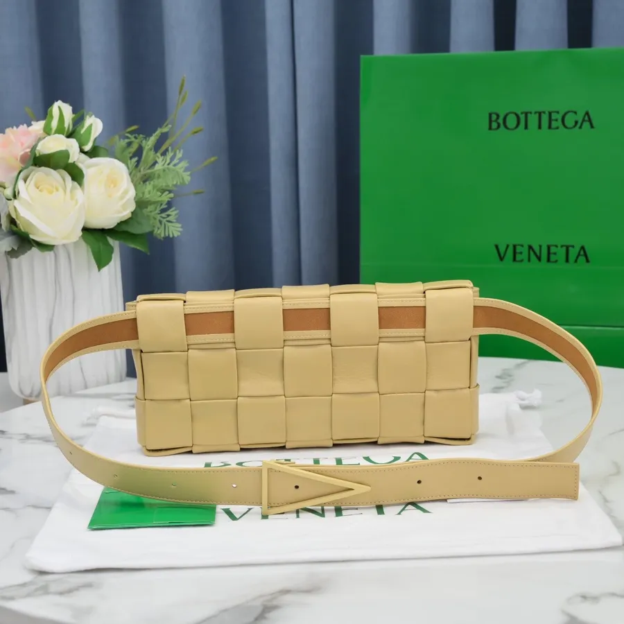 #B家 Rubik's cube woven bag has a simple triangular 🔻 design on the shoulder strap. It is officially introduced as a crossbody bag, but it can be used as a chest bag, a waist bag or in the hand. It feels great in the hand, and the shoulder strap can also be used as a belt. This design is relatively niche and not easy to hit! Men's bags are really popular these days. They are unisex and can also be used as couple's styles👩‍❤️‍💋‍👨. The shape is a classic lntrecciato woven design, with magnetic buckle, waxed calfskin + suede lining, showing classic elements, low-key without losing quality🧚🏻‍♀️ Size: 24x14x4cm 6712#